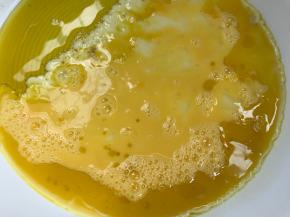 锅烧热油，倒入蛋液，用筷子搅炒