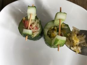 装满黄瓜桶后剩下的装盘即可