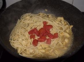 鸡胸肉入味后倒入意面和番茄，稍加翻炒，出锅装盆。