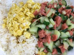 加入鸡蛋、火腿肠和黄瓜炒匀至香