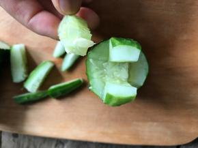 再把切的部位和中间部位取下来，留下来的两根对应的就是桶把手了