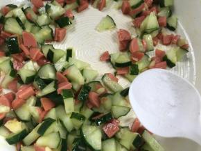 调入盐炒匀后盛出，备用