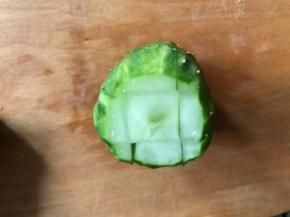 再在一头横竖切两刀到三分之一处，在三分之一处对应的两边再横切到三分之一处，留下中间一条三根不切，如图