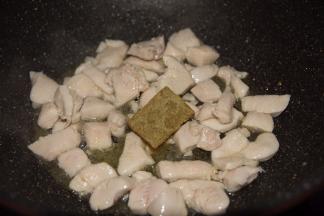 放入一块咖喱，加适量水中火慢炖