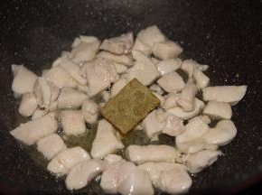 放入一块咖喱，加适量水中火慢炖