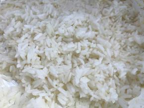 把米饭放入锅中炒热至散开