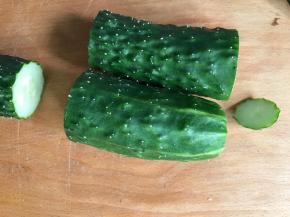 把黄瓜切成两段约三寸长