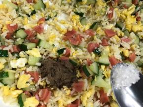 调入胡椒粉和味精炒均匀，再撒上葱花即可