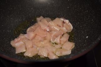 倒入鸡胸肉翻炒，直到颜色变白