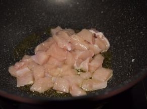 倒入鸡胸肉翻炒，直到颜色变白