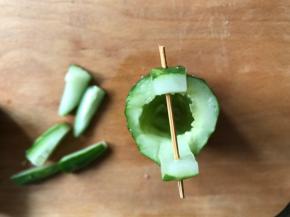 再用牙签把桶把手穿透，使其连一起形成完整的桶把手