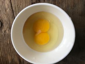 鸡蛋打入碗中，加入料酒划散备用