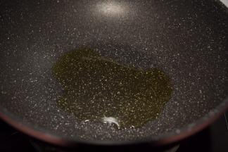 锅烧热，锅内放油