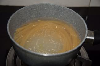 另取一锅开水，倒入意面煮软，捞出过凉水放一旁备用