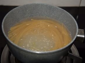 另取一锅开水，倒入意面煮软，捞出过凉水放一旁备用