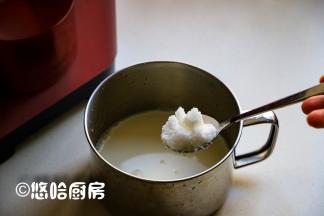 容器中先倒入1/3的牛奶，放入白糖、菌粉，搅拌均匀。
