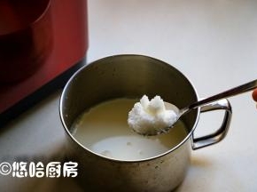 容器中先倒入1/3的牛奶，放入白糖、菌粉，搅拌均匀。