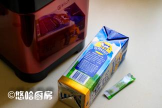 准备材料，1升全脂牛奶，1小包酸奶菌粉，1包菌粉就是1克。