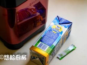 准备材料，1升全脂牛奶，1小包酸奶菌粉，1包菌粉就是1克。