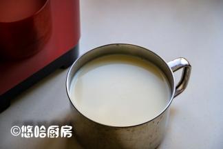 再倒入余下的全部牛奶拌匀，静置一会。