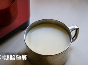 再倒入余下的全部牛奶拌匀，静置一会。