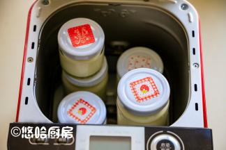牛奶倒入玻璃瓶中，拧紧瓶盖，不用面包机桶，直接放入面包机中。