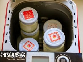 牛奶倒入玻璃瓶中，拧紧瓶盖，不用面包机桶，直接放入面包机中。