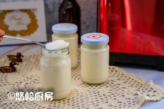 8小时后的酸奶，已经完全凝固，将酸奶放入冰箱中，冷藏钝化后口感效果最好。