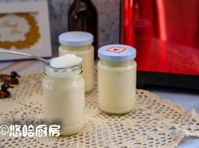 8小时后的酸奶，已经完全凝固，将酸奶放入冰箱中，冷藏钝化后口感效果最好。