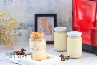 酸奶可以搭配水果麦片，一层酸奶一层麦片，绵软酥脆。