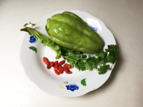 准备好食材，佛手瓜，香菜，枸杞
