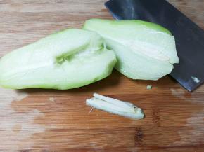 佛手瓜削去皮，一分为二，挖去中间种子