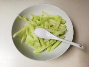 放入一小勺盐拌匀腌制十分钟，倒掉腌制出来的水