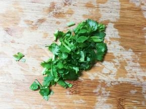 香菜洗净切碎