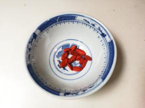 枸杞洗净，开水烫一下