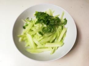 香菜放入佛手瓜上面