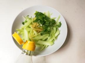 放入一勺生抽