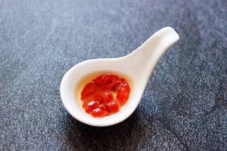 枸杞用清水浸泡后、冲洗干净备用。