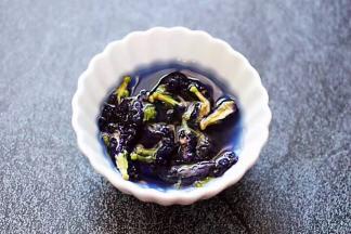 蝶豆花提前用热水浸泡出颜色。