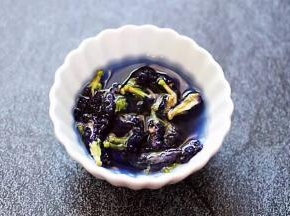 蝶豆花提前用热水浸泡出颜色。