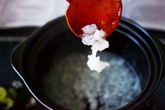 打开锅盖看见银耳变得越来越粘稠时。