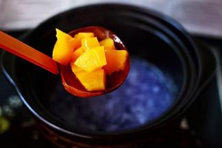 再加入切丁的黄桃。