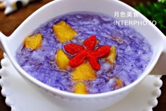 养颜又养眼的银耳蝶豆花黄桃羹就做好了，上面点缀点枸杞即可开始享用。