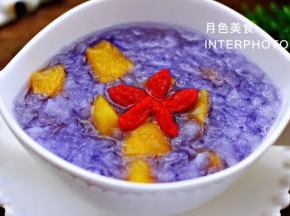 养颜又养眼的银耳蝶豆花黄桃羹就做好了，上面点缀点枸杞即可开始享用。