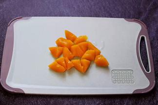 黄桃用刀切成小丁备用。