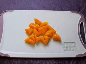 黄桃用刀切成小丁备用。