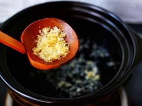 沙锅里倒入350克纯净水、放入银耳、我是用的免洗免泡的金燕耳、普通的银耳还是要提前泡发一下呀。