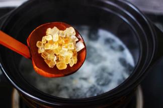 加入20克的冰糖、喜欢甜一点的朋友可以多加一点。