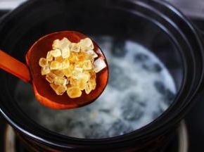 加入20克的冰糖、喜欢甜一点的朋友可以多加一点。