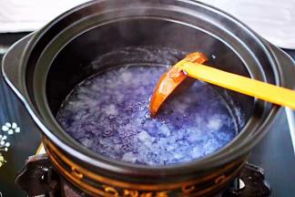 倒入碟豆提前泡的水。